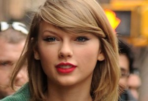 taylor-swift-letter-earrings-fashion-ftr